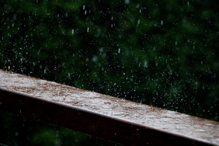 集中できる雨音が流れる